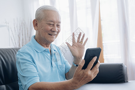 老年人在屏幕上打视频电话和挥手白色生活家庭休闲闲暇互联网呼唤对话手机技术图片