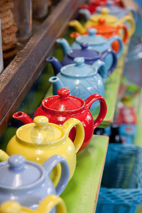 茶壶蓝色陶瓷收藏红色喷口盘子饮料展示黄色紫色图片