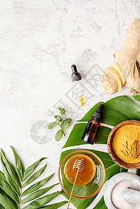桌上的天然化妆品成分 肿瘤粉 蜂蜜 姜汁和有机树叶上的必要油身体芳香血清叶子植物热带草本植物药品治疗温泉图片