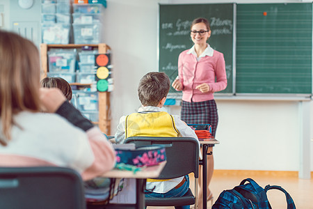 班级学生急着回答老师的问题 请问教师图片