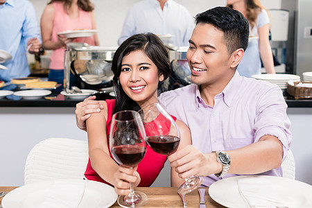 红红酒杯 一对快乐的年轻夫妇图片
