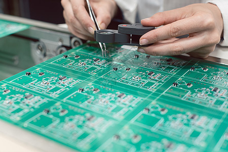 技术员将电子部件插入PDB供组装使用工作高科技工业员工电路板技术生产女士制造业行业图片