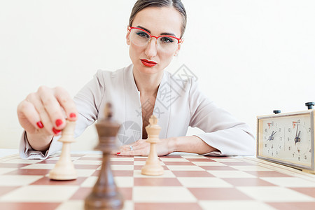 商业女商务人士在象棋游戏中运动木板竞赛人士棋盘胜利女士棋局商务谈判男人图片