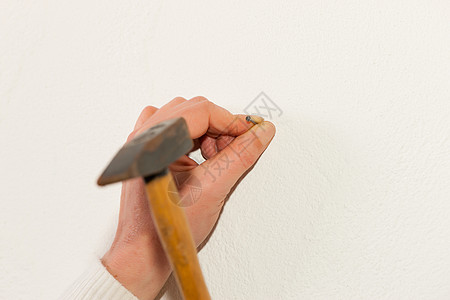 女人把钉钉钉在墙上工人别针女性锤子驾驶指甲房子图片