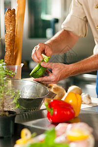厨师准备蔬菜酒店迷迭香烹饪餐厅男性成人面包草药厨房食物背景图片