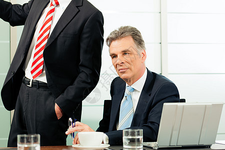 企业  团队内部的介绍老板咨询职业商务电脑男人经理律师同事管理人员图片