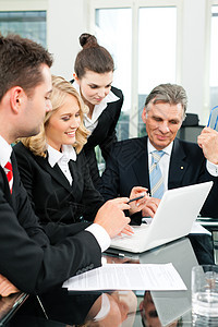 在办公室举行企业小组会议咨询女士专家团队生意人领导人士顾问笔记本男人律师高清图片素材