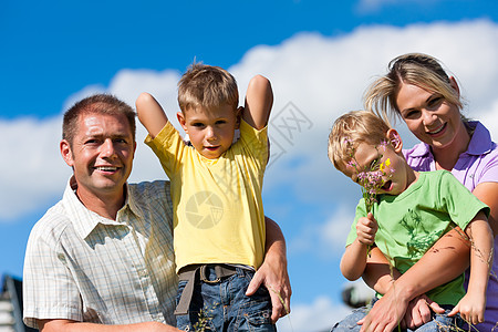夏日快乐的家庭阳光男孩们场地孩子阳光照射兄弟孩子们后代童年父亲图片