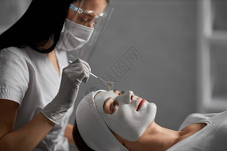 女人在美容师的洗脸程序上躺着图片