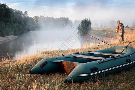 早上在一条小河的岸上捕鱼天空支撑蓝色纺纱日出田园钓鱼季节运动空间图片