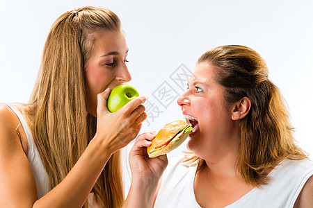 瘦胖女人吃饭水果素食主义者维生素平衡幸福福利女性食物肥胖女孩们图片