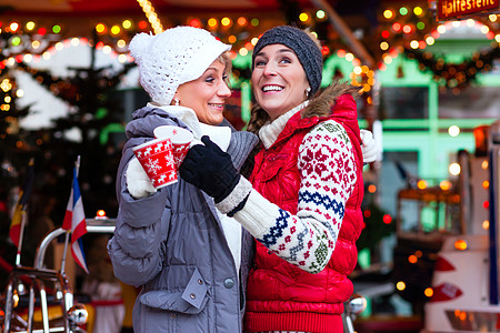 朋友们在圣诞市场喝香酒手套喜悦季节庆典杯子夫妻女性礼物女士市场图片
