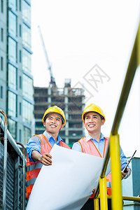 亚洲印度尼西亚建筑工人在建筑工地上的工作情况工人监督蓝图劳动就业建筑师城市背心工程师同事图片