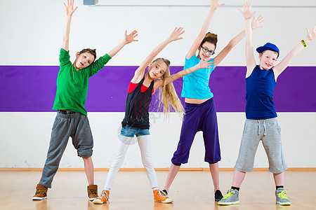 孩子们在舞蹈学校中训练Zumba健身尊巴乐趣冒充运动女孩们韵律编舞班级中心舞蹈家背景图片