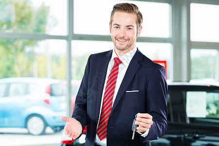 汽车经销业中的年轻人或汽车经销商推销员服务咨询销售量白色工作代理商销售套装零售图片
