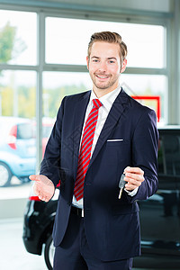 汽车经销业中的年轻人或汽车经销商店铺白色销售零售男人服务商业推销员工作销售量图片