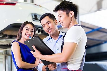 汽车修理工和亚洲客户夫妇清单工作女士男人店铺技术员顾客运输咨询修理图片