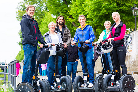 赛格韦观光旅游者团体游客供电电机两轮车乐趣女性男人城市旅行图片