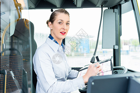 驾驶座女公共汽车司机公交线路工作职业运输销售量民众女士公共交通公车教练图片