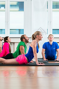娱乐运动员在健身体育馆做瑜伽锻炼闲暇动机练习培训爱好体育锻炼工作室活动地面俱乐部图片