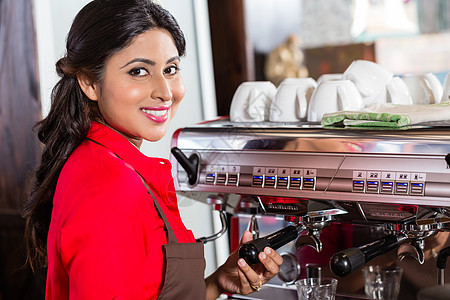 在咖啡馆用机器煮咖啡的女酒吧女招待服务员工作女孩杯子服务饮料招待员职业职场磨床图片