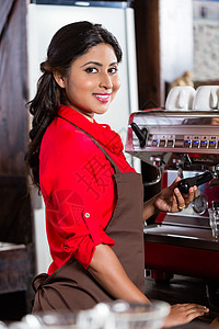 在咖啡馆用机器煮咖啡的女酒吧女招待员工职场工作咖啡师奉献饮料服务服务器女士调酒师图片