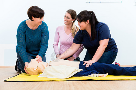 接受急救课程的妇女群体人数服务女性训练情况娃娃药品驾照心脏呼吸人员图片