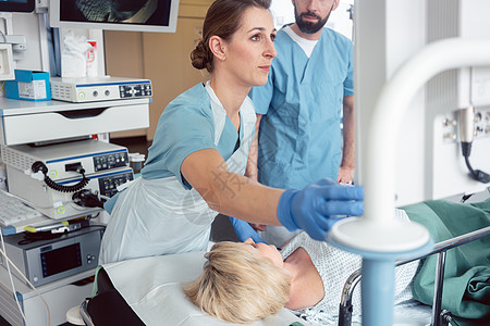 在医院进行内镜检查的一组医生小组从业者护理人员内窥镜管子诊断内科专家职业外科手术图片