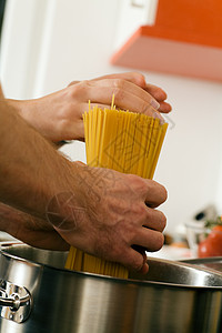 男人烹饪意大利面推杆盘子煮锅厨房女士夫妻面条食物饥饿背景图片