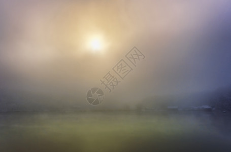 湖边的晨雾薄雾柔焦公园农村反思国家镜子日出气候天气图片