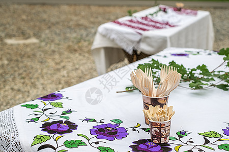 罗马尼亚传统的带毛巾的空桌罗马尼亚传统甜点蛋糕乡村装饰品面包美食木头饮食假期厨房图片