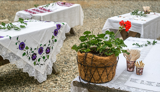 罗马尼亚传统的带毛巾的空桌罗马尼亚传统织物蛋糕庆典木板桌子饮食食物假期季节美食图片