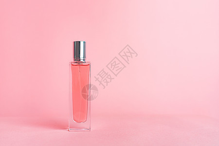 粉红色背景上的香水瓶 芳香疗法 香水的味道 香精的选择 粉红色的背景瓶子魅力浪漫化妆品女性液体奢华女士卫生小样图片