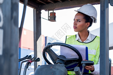 非洲裔美国女工头或货运集装箱工人坐在货车上 在工作期间向左侧看 也在思考行动 工业支持系统帮助员工绩效理念图片