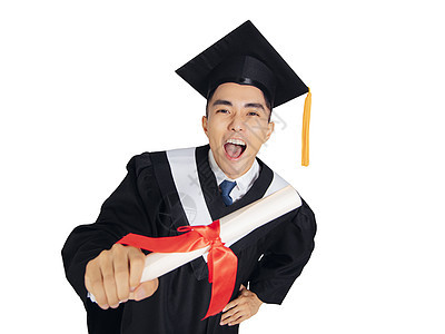 穿着黑色毕业礼服和显示文凭帽子的兴奋青年男子快乐庆典手指成功微笑白色长袍仪式学生男人图片