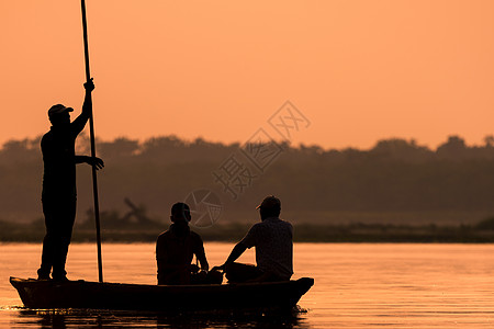 船上的男人们在河边的轮椅上天空洪水反射太阳橙子男人流量娱乐钓鱼日落图片