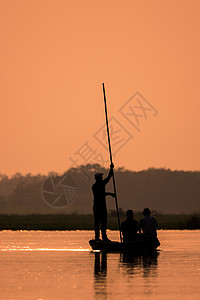 船上的男人们在河边的轮椅上独木舟渔夫男人寂寞运动娱乐钓鱼夫妻阳光洪水图片
