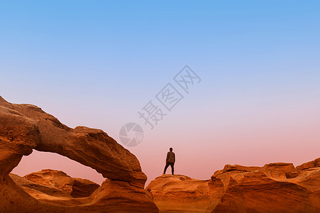 乌本拉特恰塔尼省梅港河Sam Pan Bok悬崖顶峰动机男人旅行公园登山者石头冒险自由图片