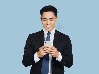 年轻商务人士在互联网上用手机阅读好消息 请访问Internet图片