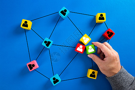 Wooden 立方体块打印屏幕人图标 该图标链接组织结构的连接网络工作技术营销互联网团队社区组织社交网络全球数据图片