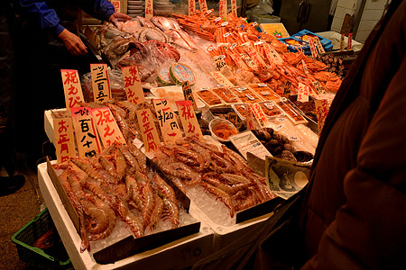 在日本市场上 特写一整排鱼盘的板凳背景图片