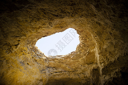 自然洞穴的开启入口阴影勘探远足者冒险窗户岩石石头图片