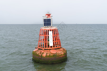 英国英格兰泰晤士河谷底的公海电柱灯光或浮标注意力球道航道风暴海洋导航旅行漂移护柱危险图片