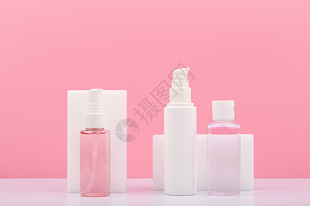 一套装有美容品的化妆瓶 在粉红色背景下定期提供皮肤护理图片