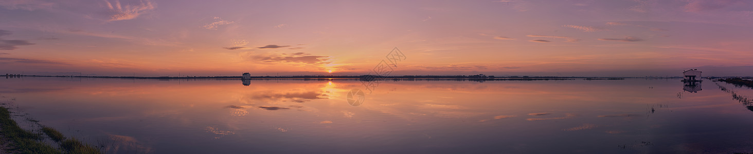 湖上日落 有云天空太阳蓝色全景旅行橙子反射海岸地平线照片图片