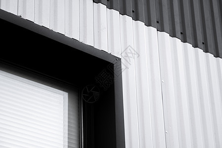 黑白波纹铁皮用作带窗户的仓库或工厂的立面 无缝波纹锌板金属铝立面的纹理 建筑学 金属质感线条材料控制板技术建筑建造床单背景图片