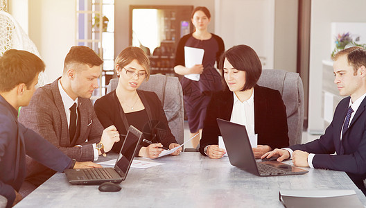 一群年轻的成功商务人士律师在做项目时在会议室里交流合伙商务女性电脑战略员工会议技术男性经理图片