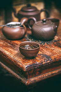 茶茶仪式设置叶子树叶桌子饮料杯子仪式图片