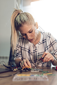 她有对科学的激情实验室电脑芯片一体化机器人工程实验技术烙铁服务图片