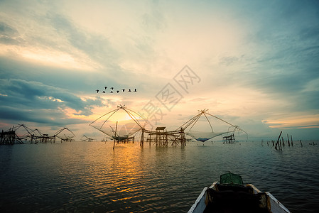 泰国日出时在Pakpra运河的农村生活方式旅行传统阳光旅游团体船头航班鸟类地平线场景图片